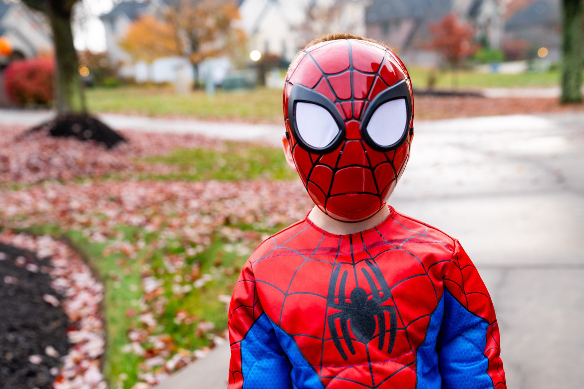 Niño de 8 años se deja picar para ser Spiderman. Foto: Unsplash