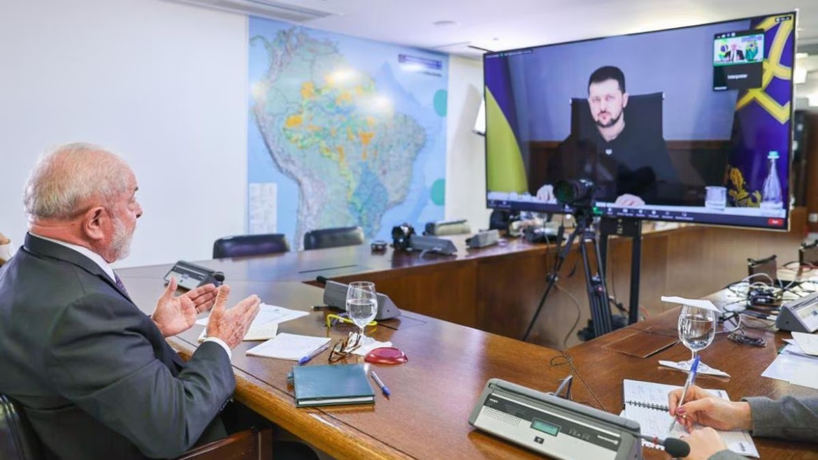 El presidente Lula en videoconferencia con el presidente ucraniano, Volodímir Zelenski. Foto: Reuters