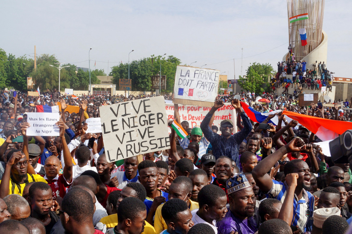 Los manifestantes se reúnen en apoyo de los soldados golpistas en la capital Niamey, Níger. Carteles dicen Larga vida a Níger, larga vida a Rusia, Francia debe irse. Reuters