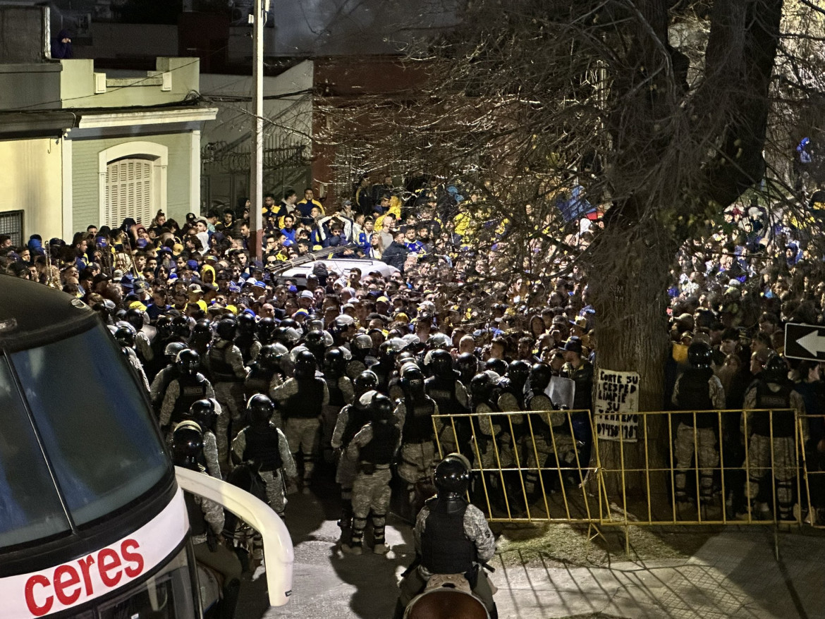 Represión policial a hinchas de Boca en Uruguay por el partido de Copa Libertadores.