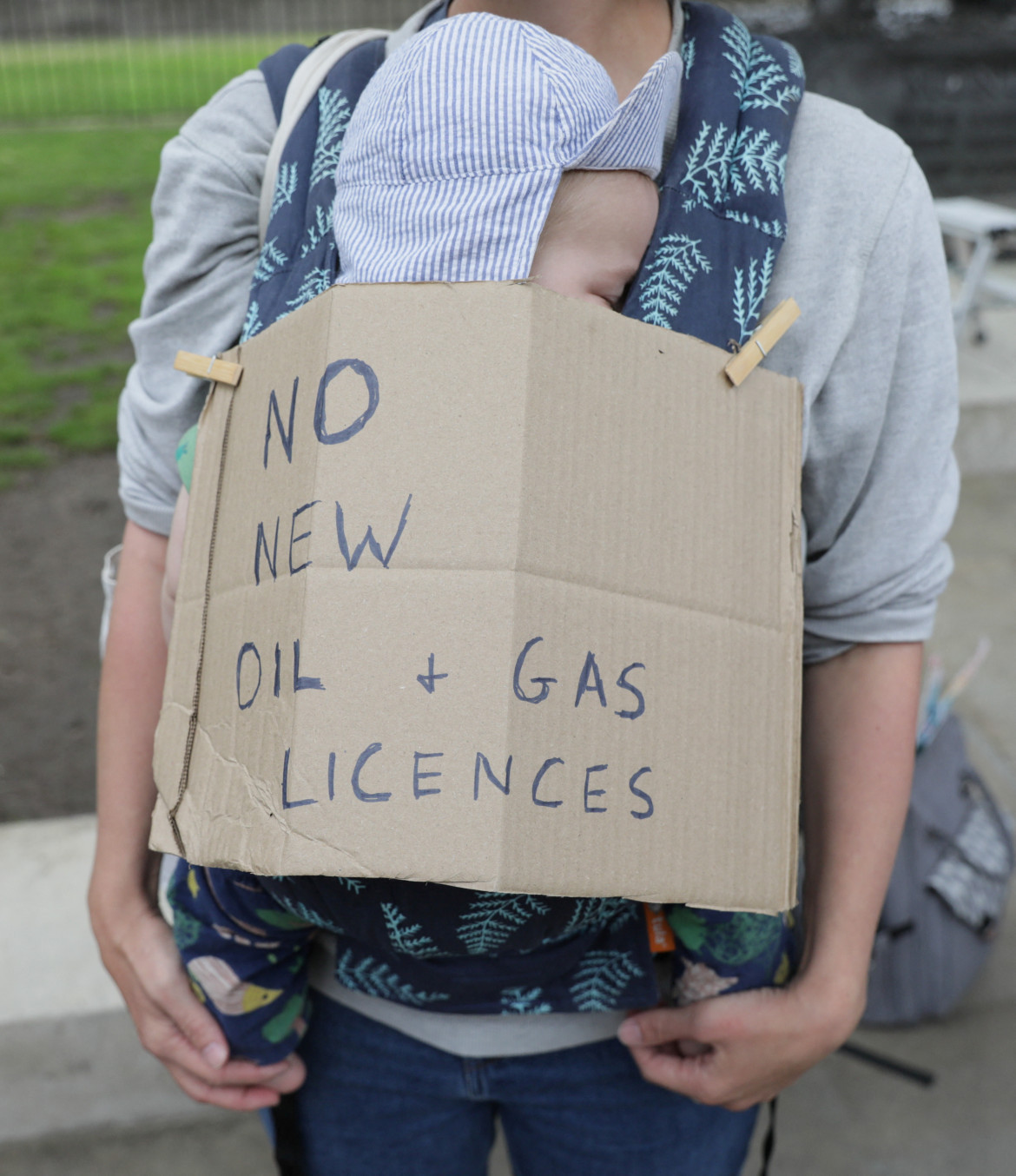 Una activista del grupo climático "Mothers Rise Up"protesta contra las políticas energéticas de Rishi Sunak. Foto: Reuters.