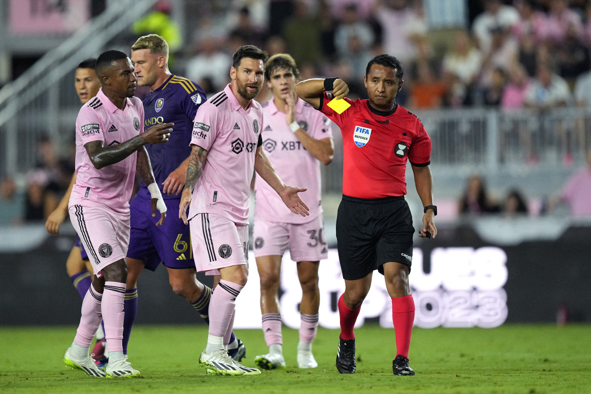 Lionel Messi fue amonestado en el clásico contra Orlando City. Foto: Reuters.