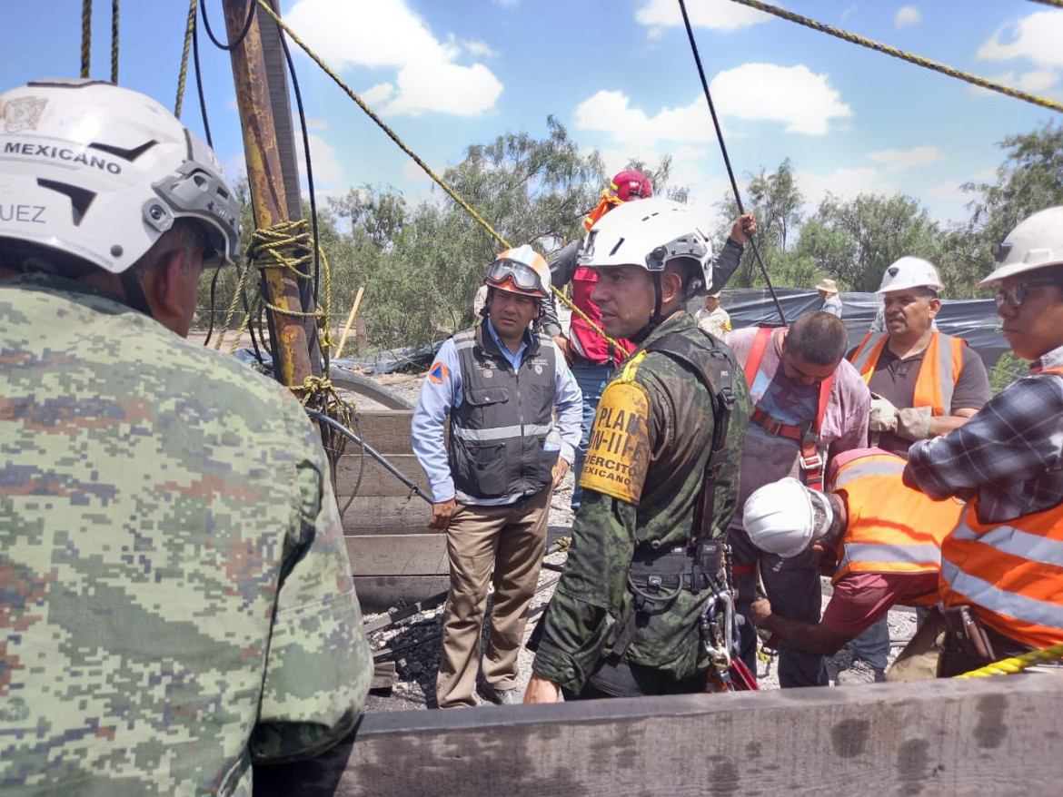 Todavía siguen los trabajos para rescatar los cuerpos de un derrumbe en México. Foto: Twitter CNPC_MX.