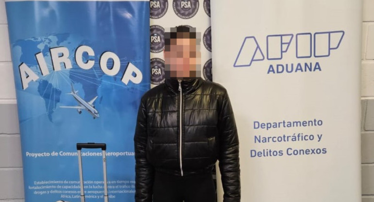 La persona detenida en el Aeropuerto de Ezeiza con 78 cápsulas de cocaína. Foto: PSA.