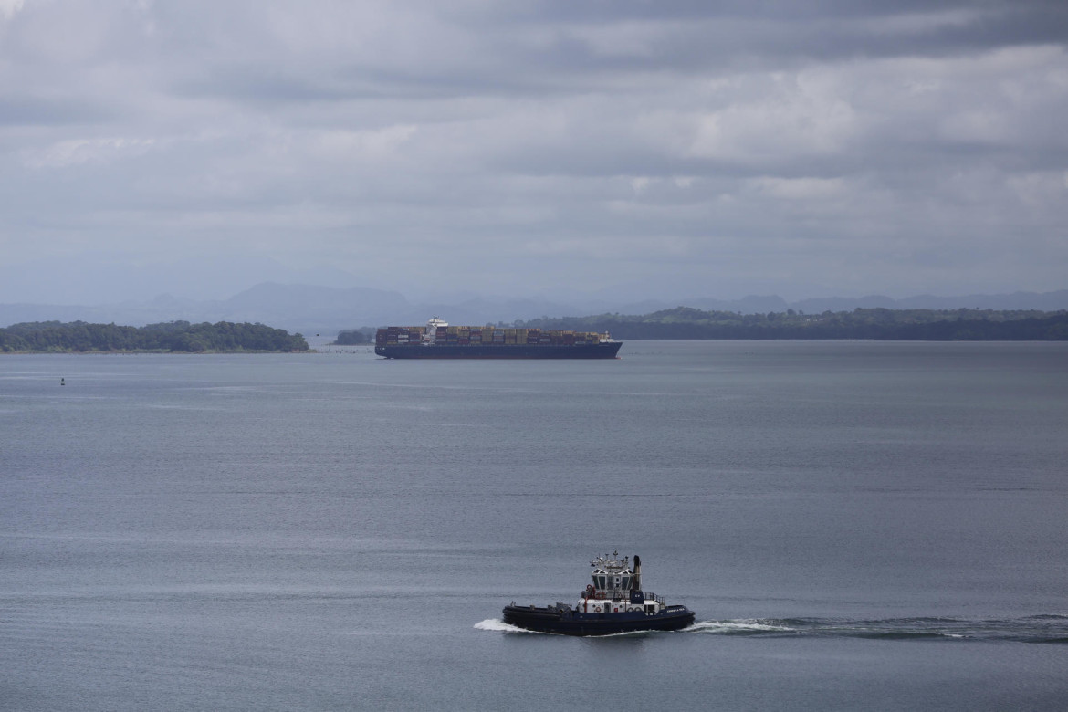 Los buques están ahorrando agua ya que se vierten 200 millones de litros al mar por cada nave que cruza. Foto: EFE.