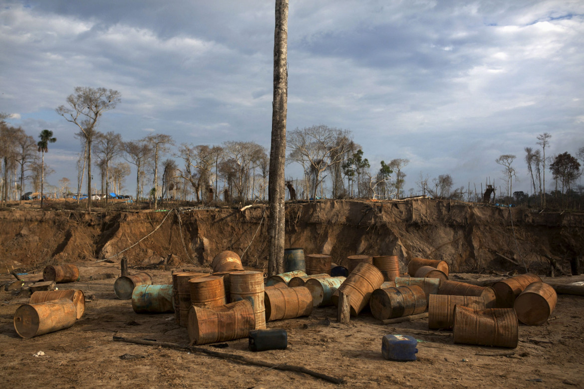 Vista de campamentos de minería ilegal de oro destruidos tras una operación policial. Foto: Reuters.