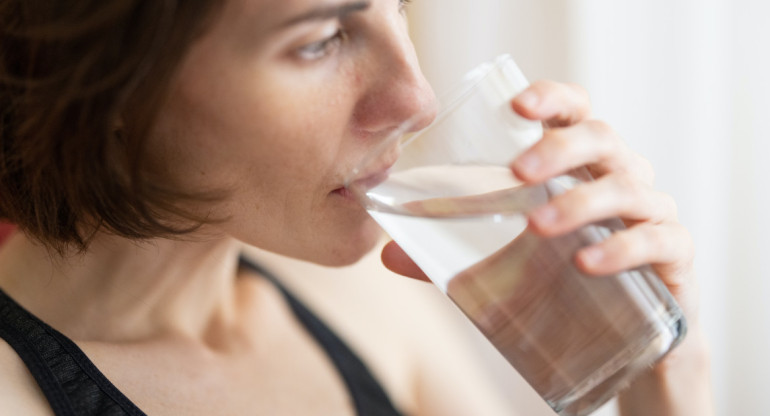 Una mujer murió en Estados Unidos por beber demasiada agua. Foto: Unsplash.