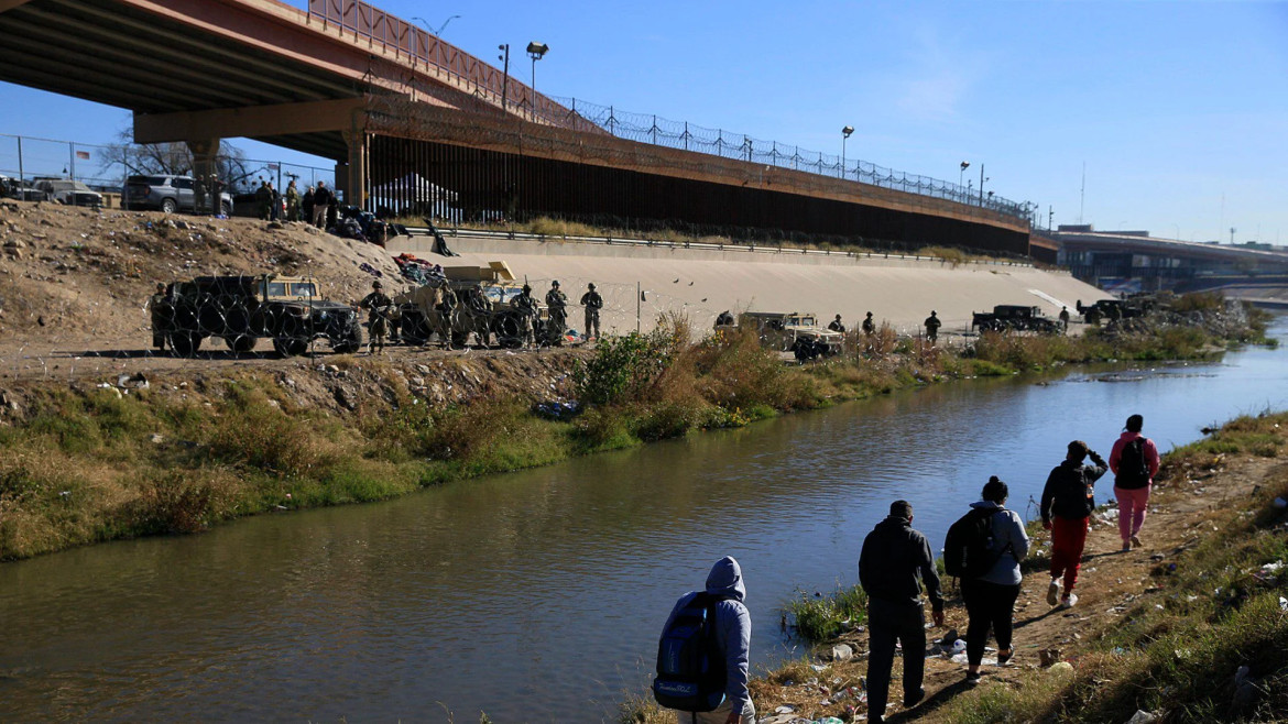 Migrantes intentando cruzar el río. Foto: EFE