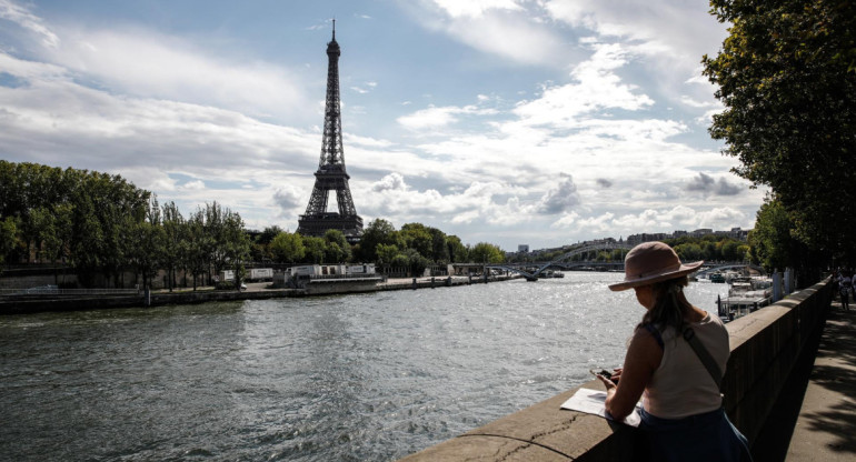 El Río Sena frente a la torre Eiffel. Foto: EFE