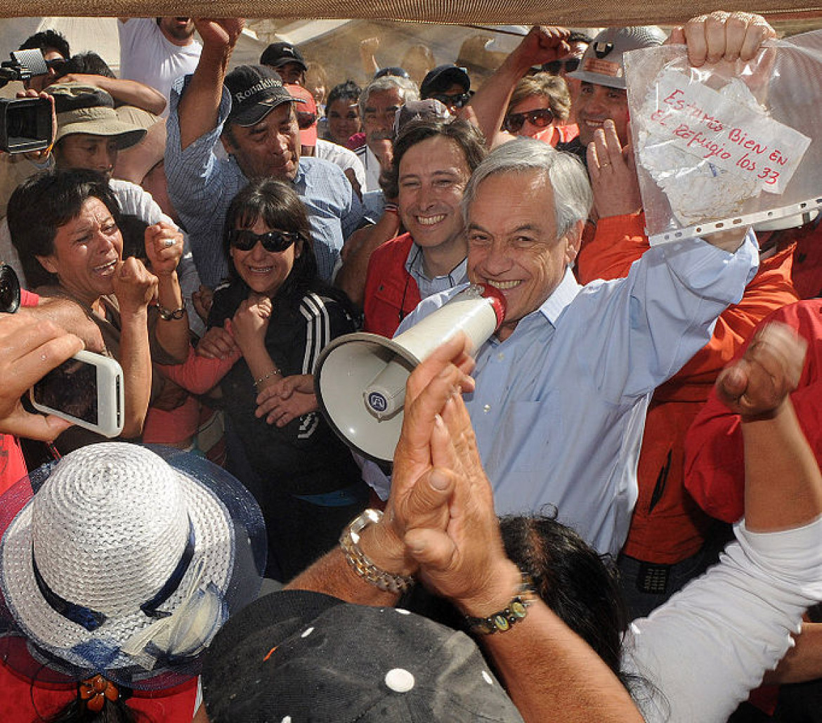 El presidente Sebastián Piñera con el cartel que indicaba que estaban con vida. Foto: Wikipedia.