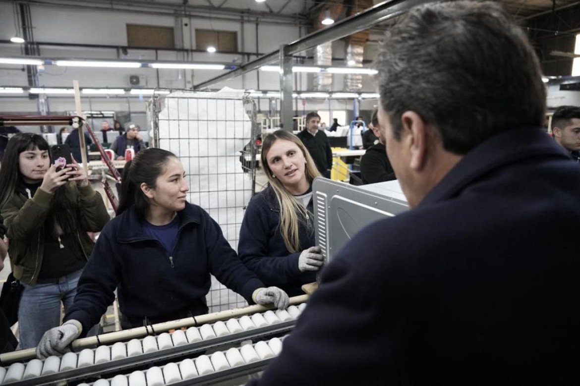 Sergio Massa junto a trabajadores la producción de Nexina en Benavidez. Foto: Prensa