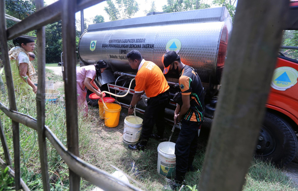 Distribución de agua limpia en Indonesia, a causa del fenómeno "El Niño". Foto: EFE.