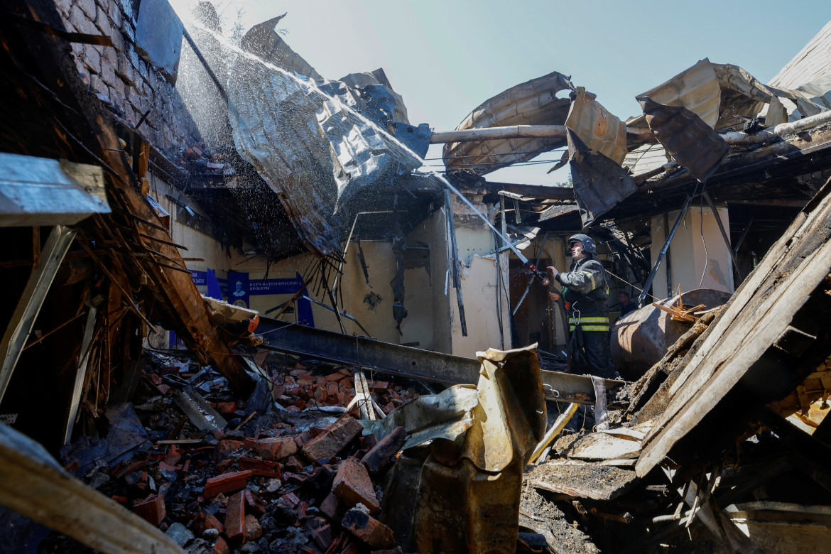 Bombardeo a centro de transfusión de sangre en Ucrania. Foto: Reuters.