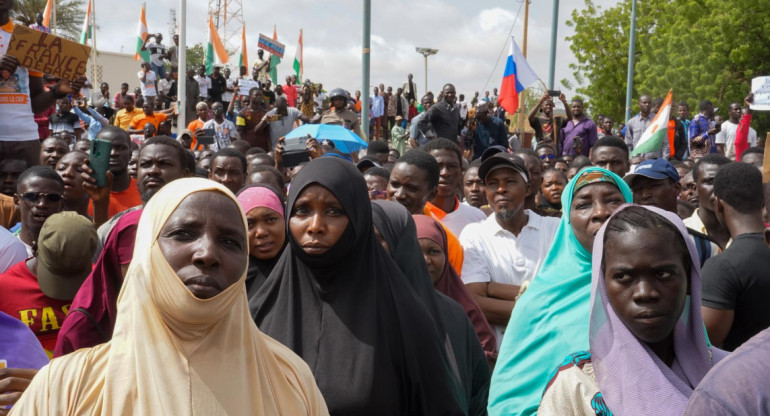 Manifestación en contra las sanciones impuestas a su país por la Comunidad Económica de los Estados de África Occidental (ECOWAS)