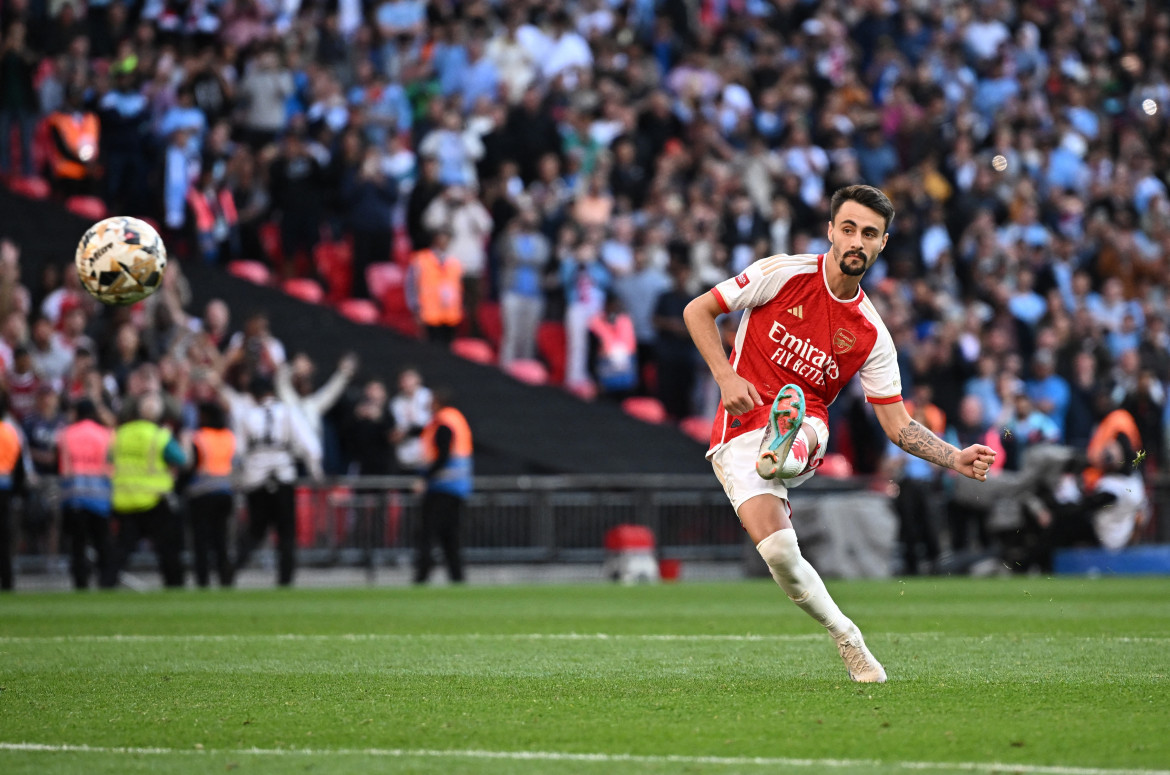 Fábio Vieira sentenció la tanda de penales y proclamó campeón a Arsenal. Foto: Reuters.