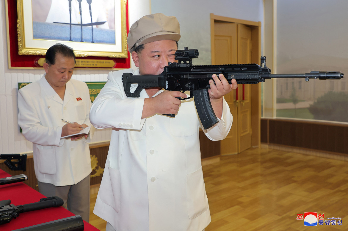 Kim Jong Un, presidente de Corea del Norte, inspeccionó fabricas de armas. Foto: Reuters.