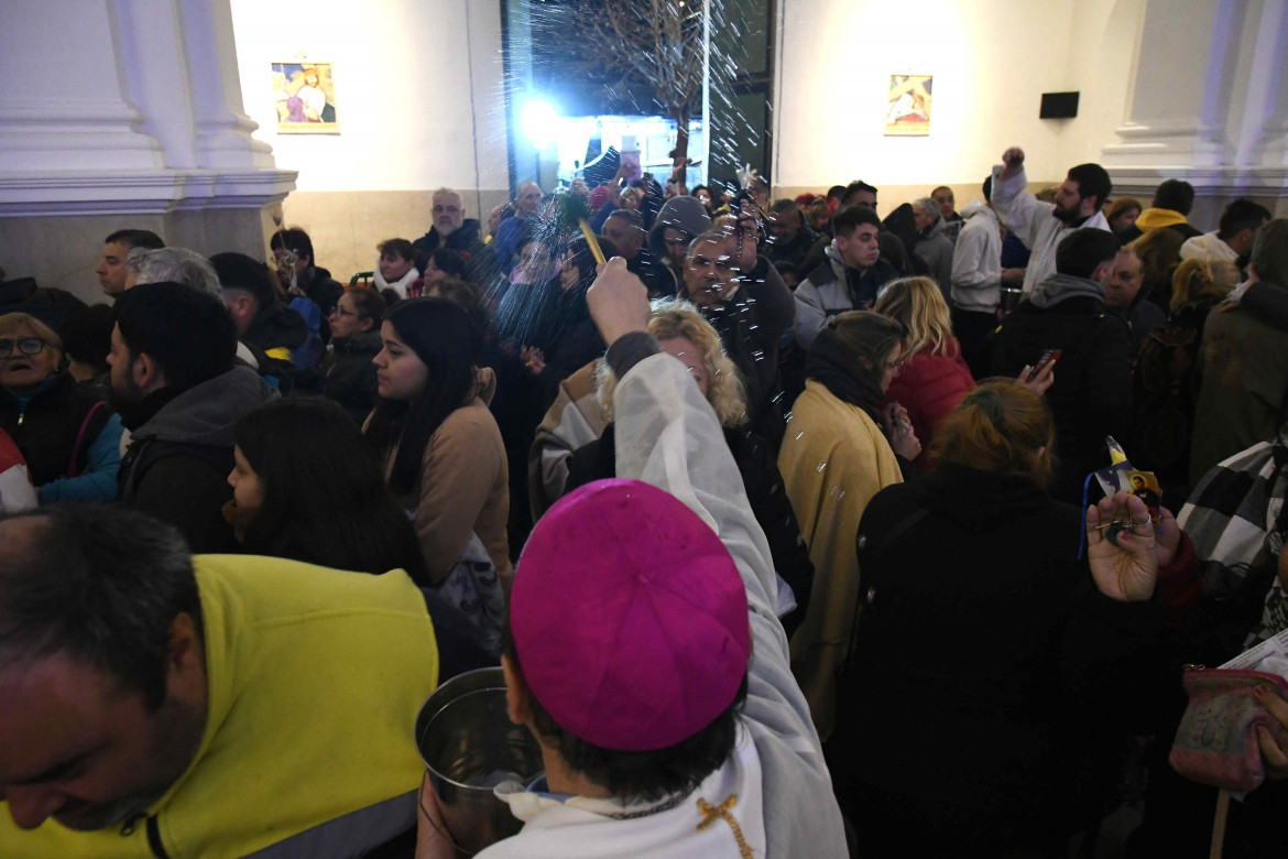 Fieles en la iglesia de San Cayetano. Foto: Télam.