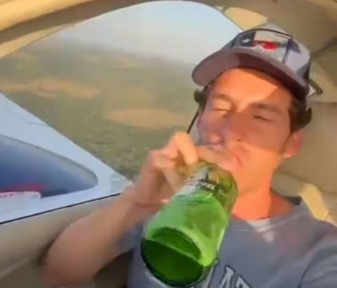 Empresario tomando cerveza mientras su hijo maneja el avión. Foto: Twitter.