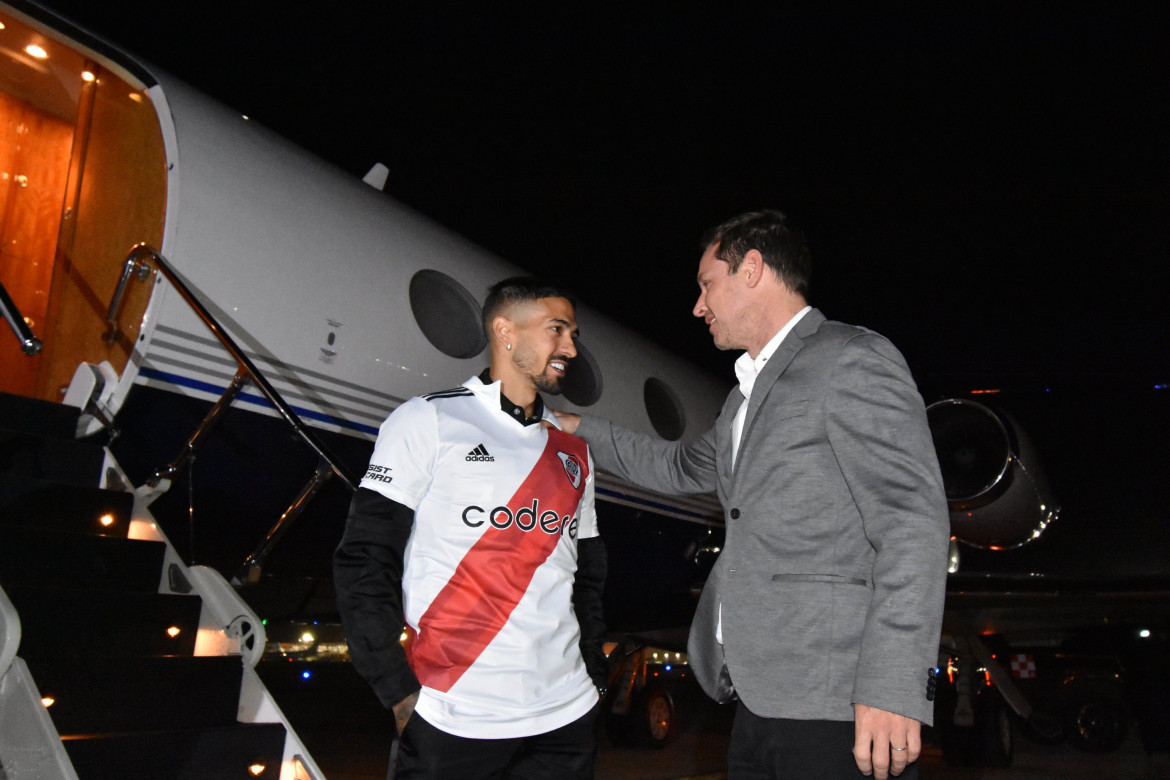 Manuel Lanzini fue recibido por Jorge Brito. Foto: Twitter @RiverPlate.