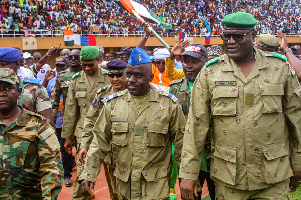 Abdourahamane Tiani (boina azul), el líder golpista nigerino. Foto: Reuters