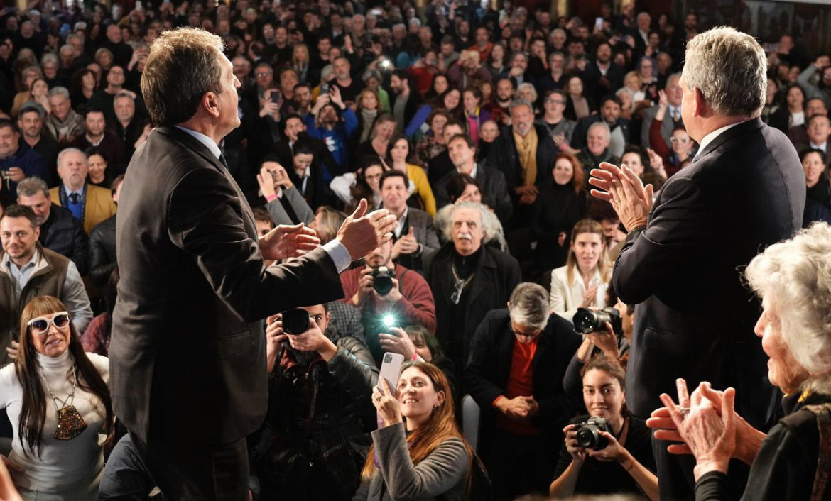 Massa en acto junto a personalidades de la cultura