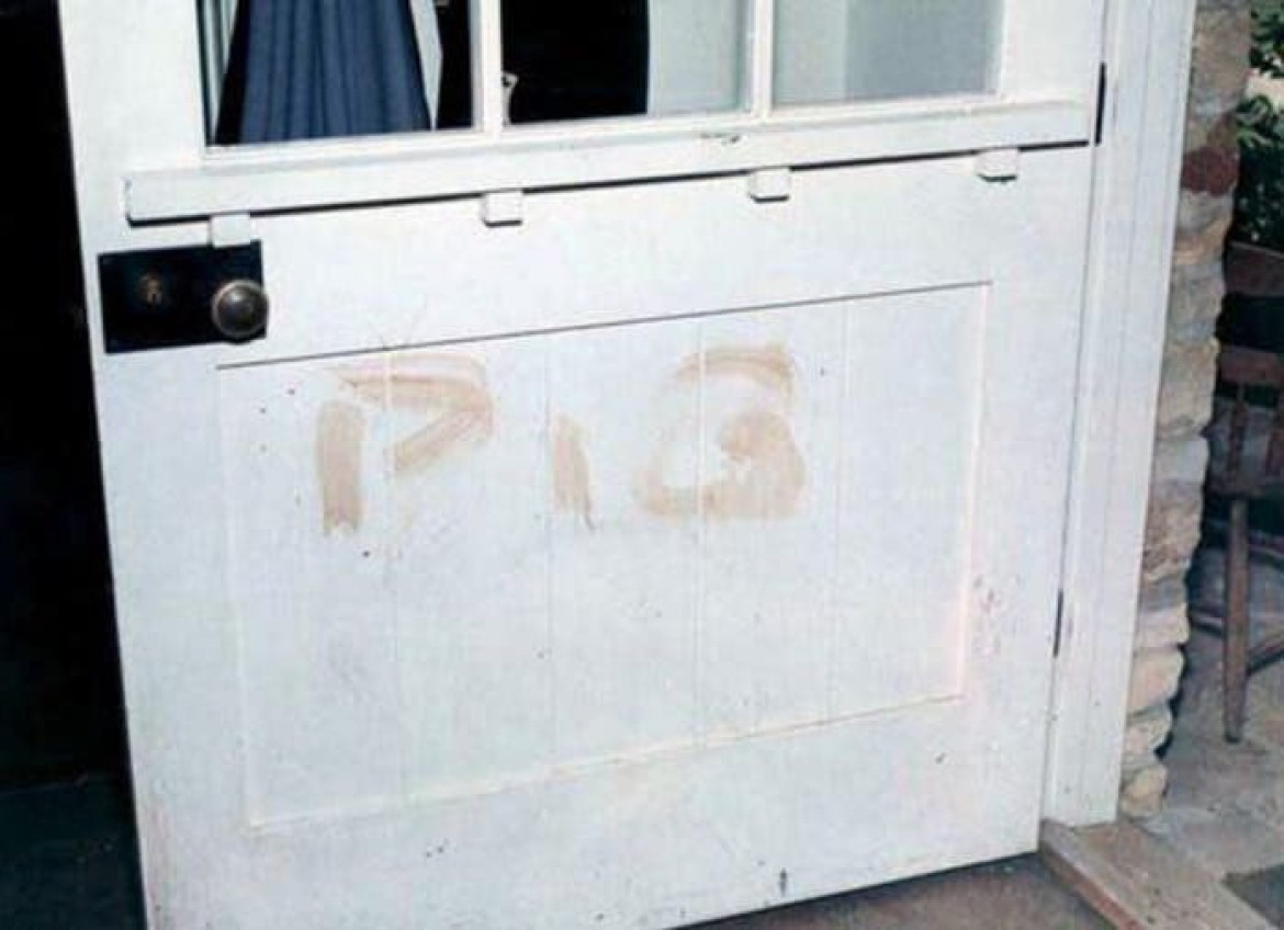 Inscripción en la casa de Sharon Tate y Roman Polanski hecha por los seguidores de Manson con la sangre de la actriz. "Pigs" (Cerdos). Foto: Twitter.