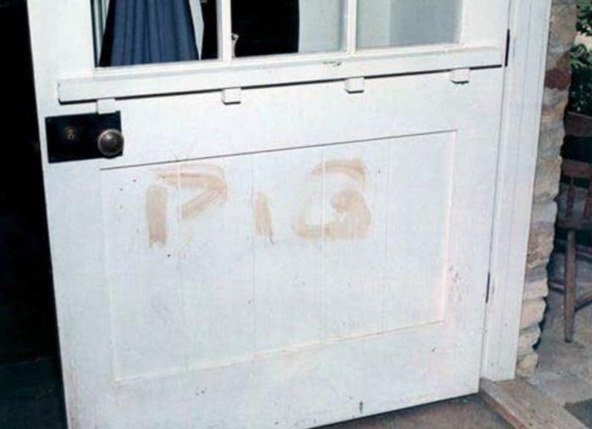 Inscripción en la casa de Sharon Tate y Roman Polanski hecha por los seguidores de Manson con la sangre de la actriz. "Pigs" (Cerdos). Foto: Twitter.
