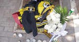 Altar en Atenas por el crimen de un hincha del AEK tras enfrentamiento con barras del Dinamo Zagreb. Foto: REUTERS.