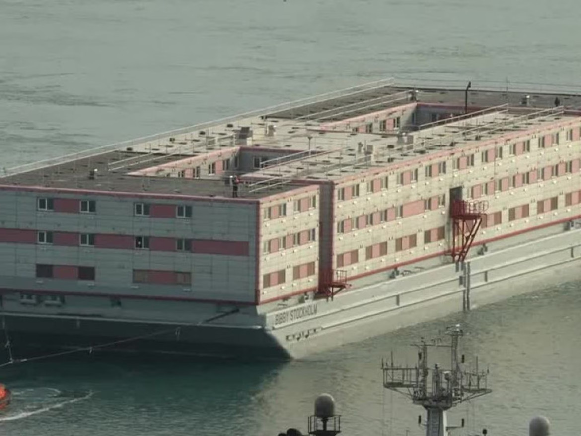 El barco usado como albergue de migrantes. Foto: Reuters