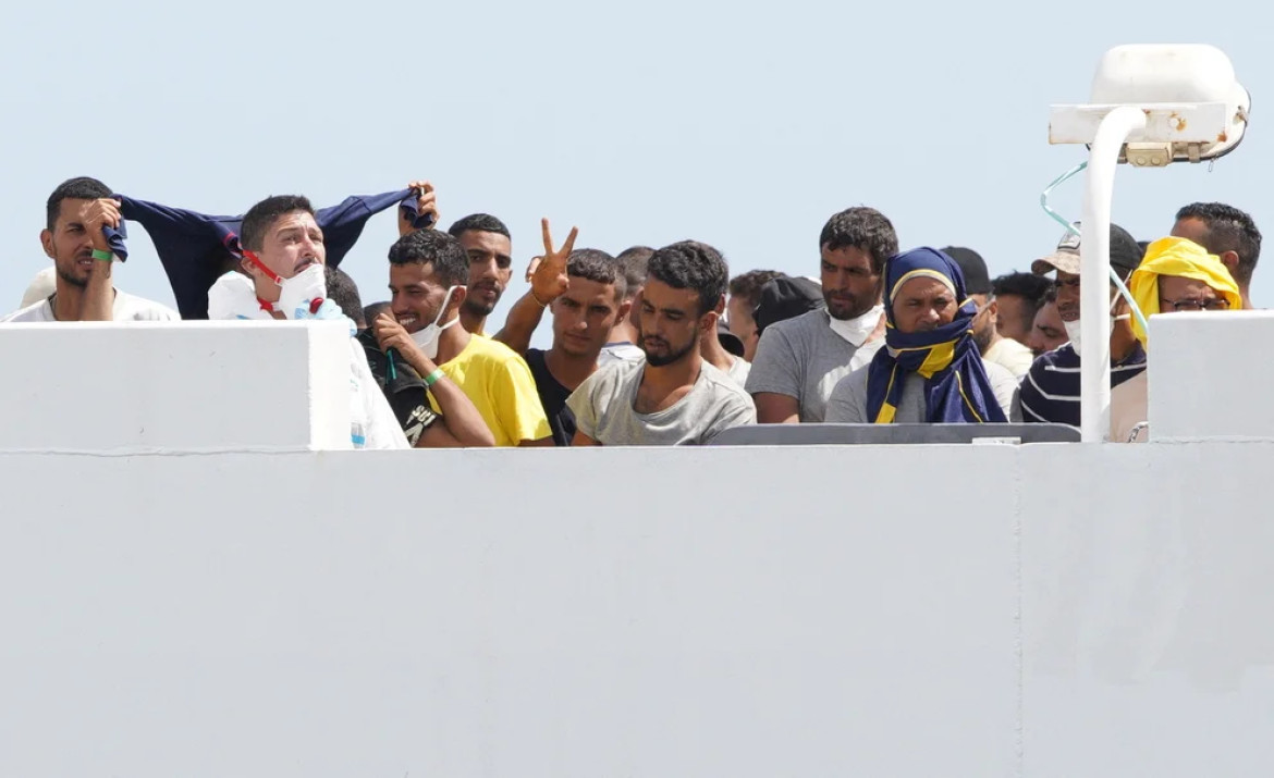 Migrantes a bordo de un barco en el que pretenden llegar a países europeos. Foto: Reuters