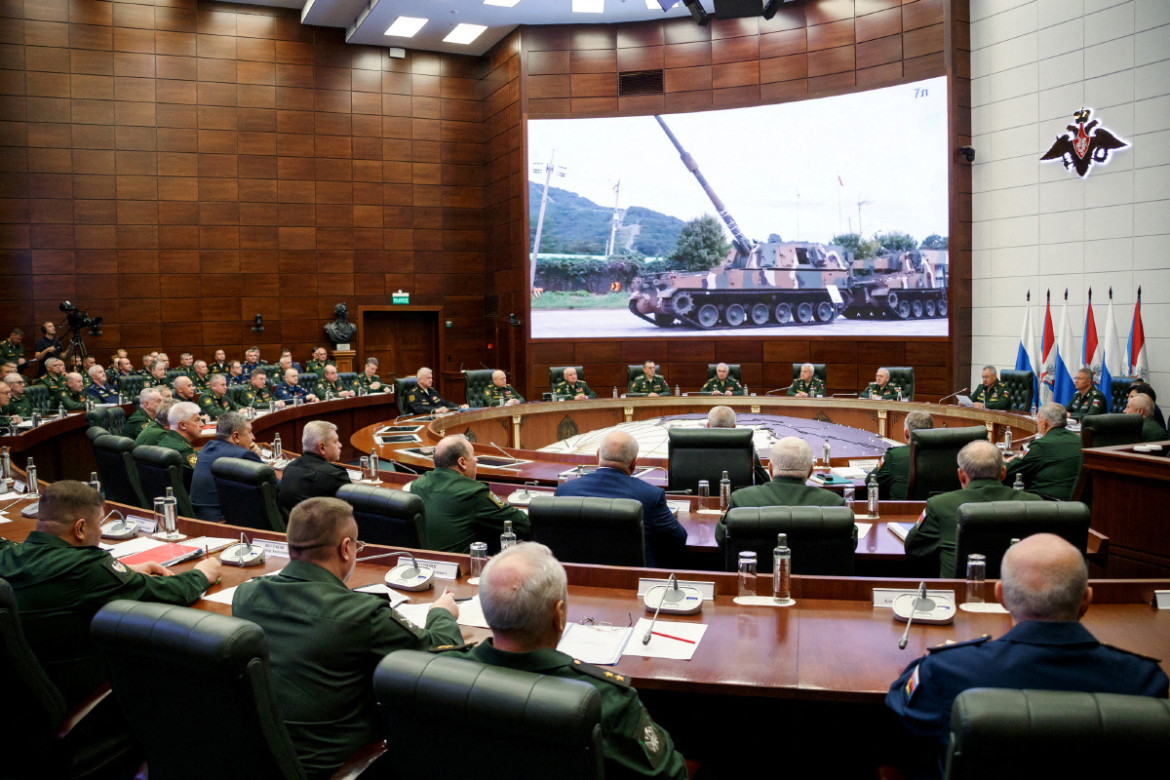 Serguéi Shoigú, ministro de Defensa ruso en una reunión de la cúpula de las Fuerzas Armadas. Video: Reuters.