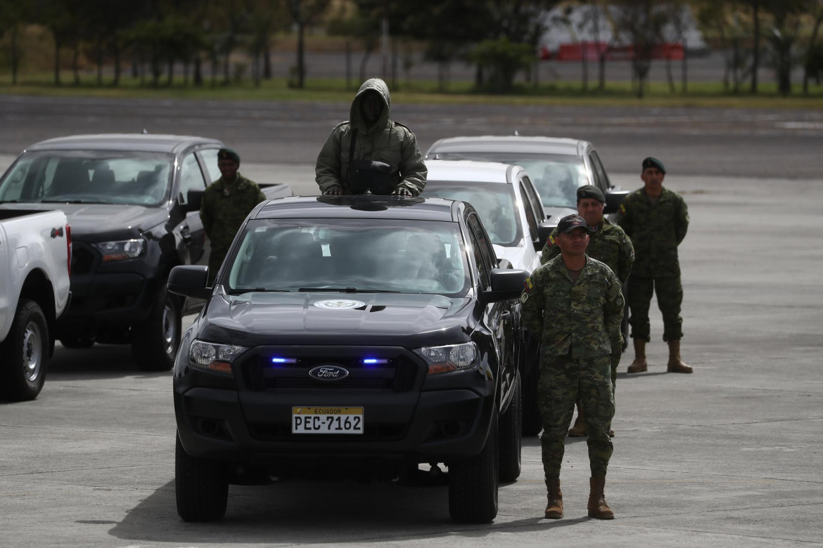 Entrega de equipos de seguridad en Ecuador. Foto: EFE