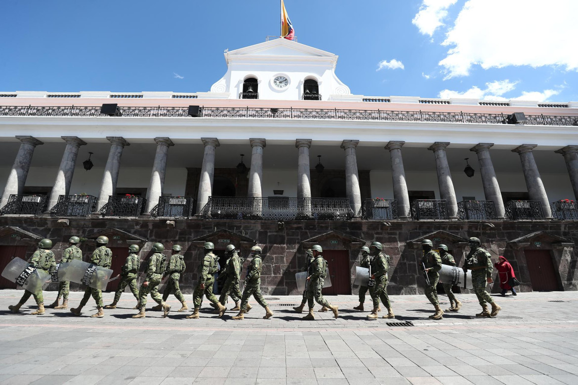 Militares por las calles de Ecuador. Foto: EFE