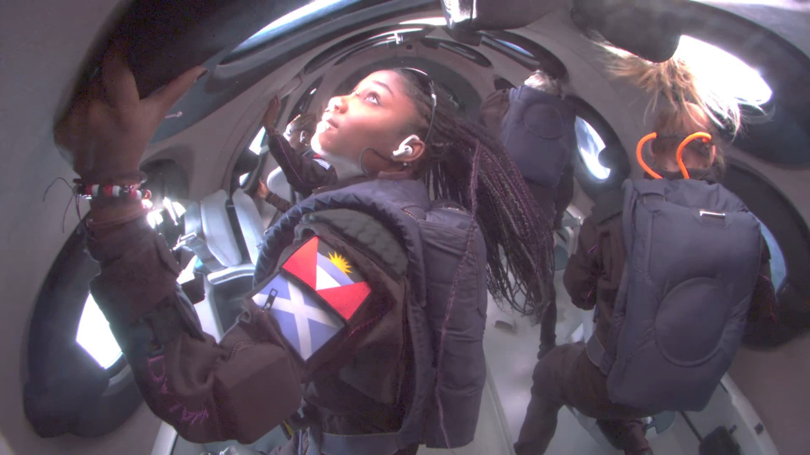 Anastatia Mayers tripulante del primer viaje turístico al espacio. Foto: Twitter @virgingalactic