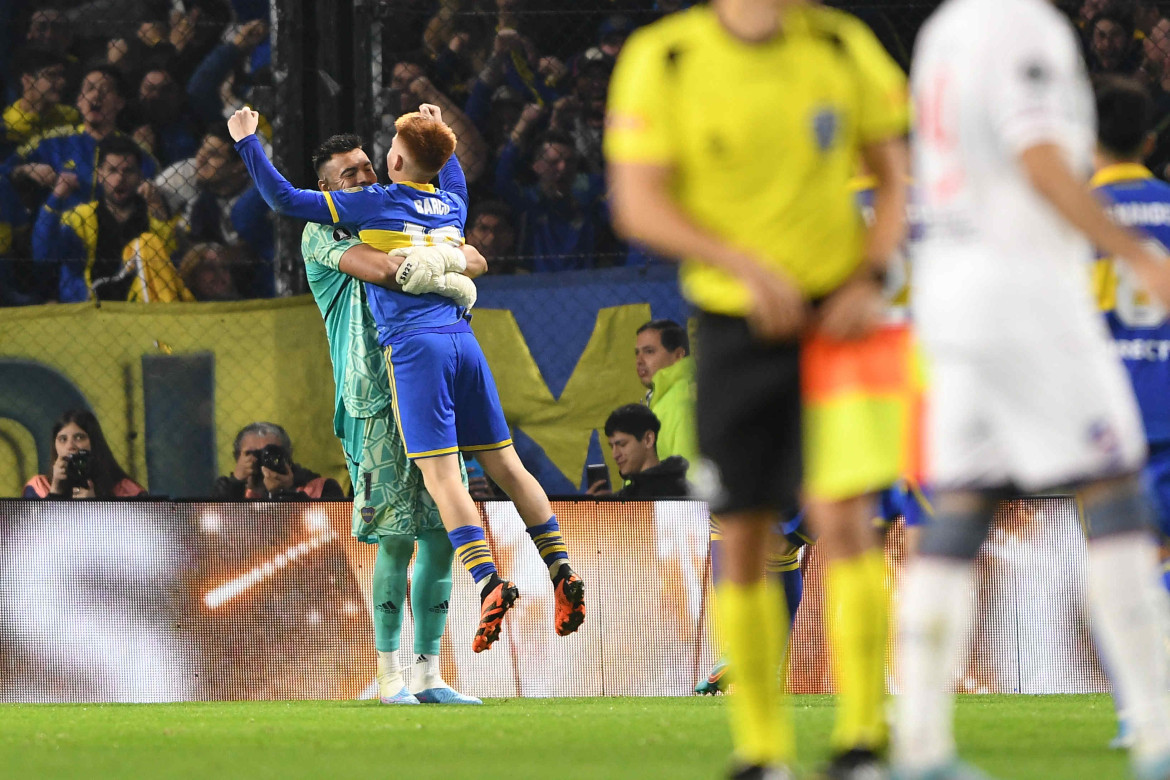 Valentín Barco y Sergio Romero, los héroes de Boca. Foto: Télam.