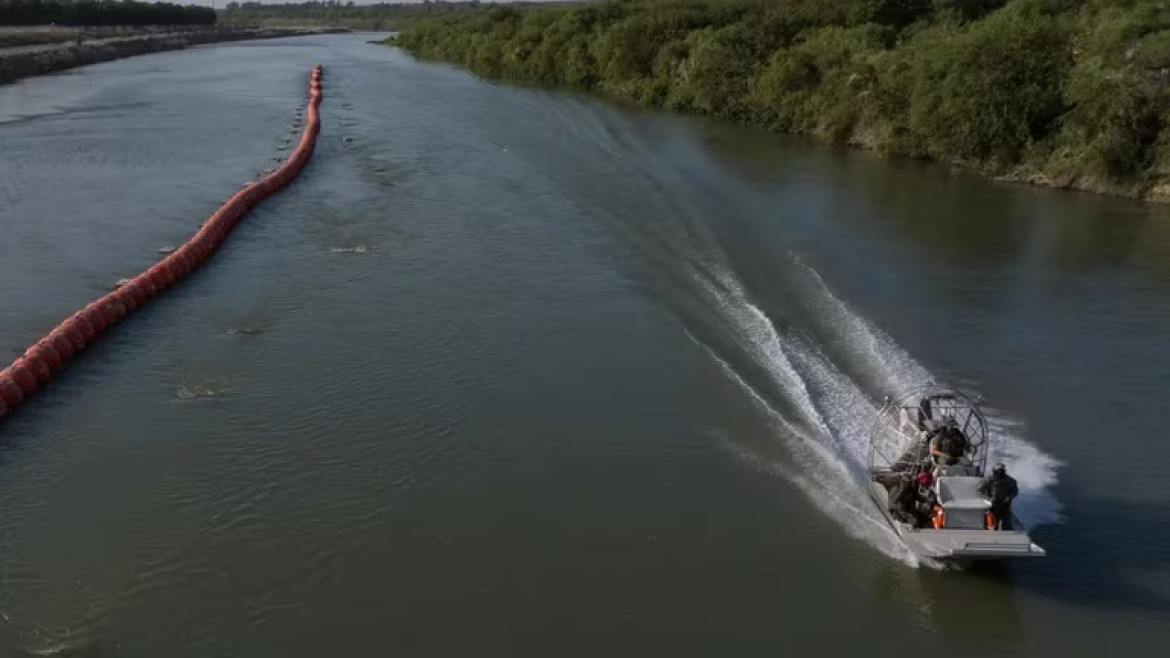 Muro de boyas con púas instalado en el río Bravo. Foto: Reuters