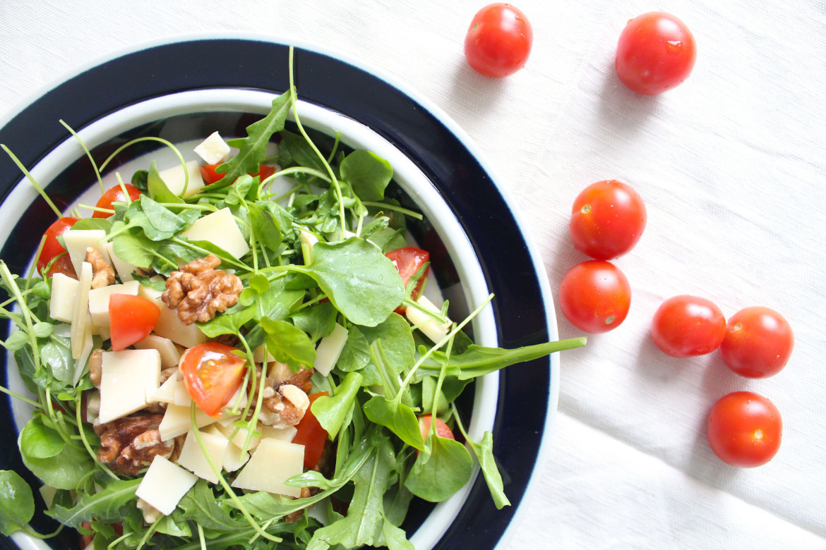 Ensalada de berro, rúcula, parmesano y tomates. Foto: Natruly Blog.