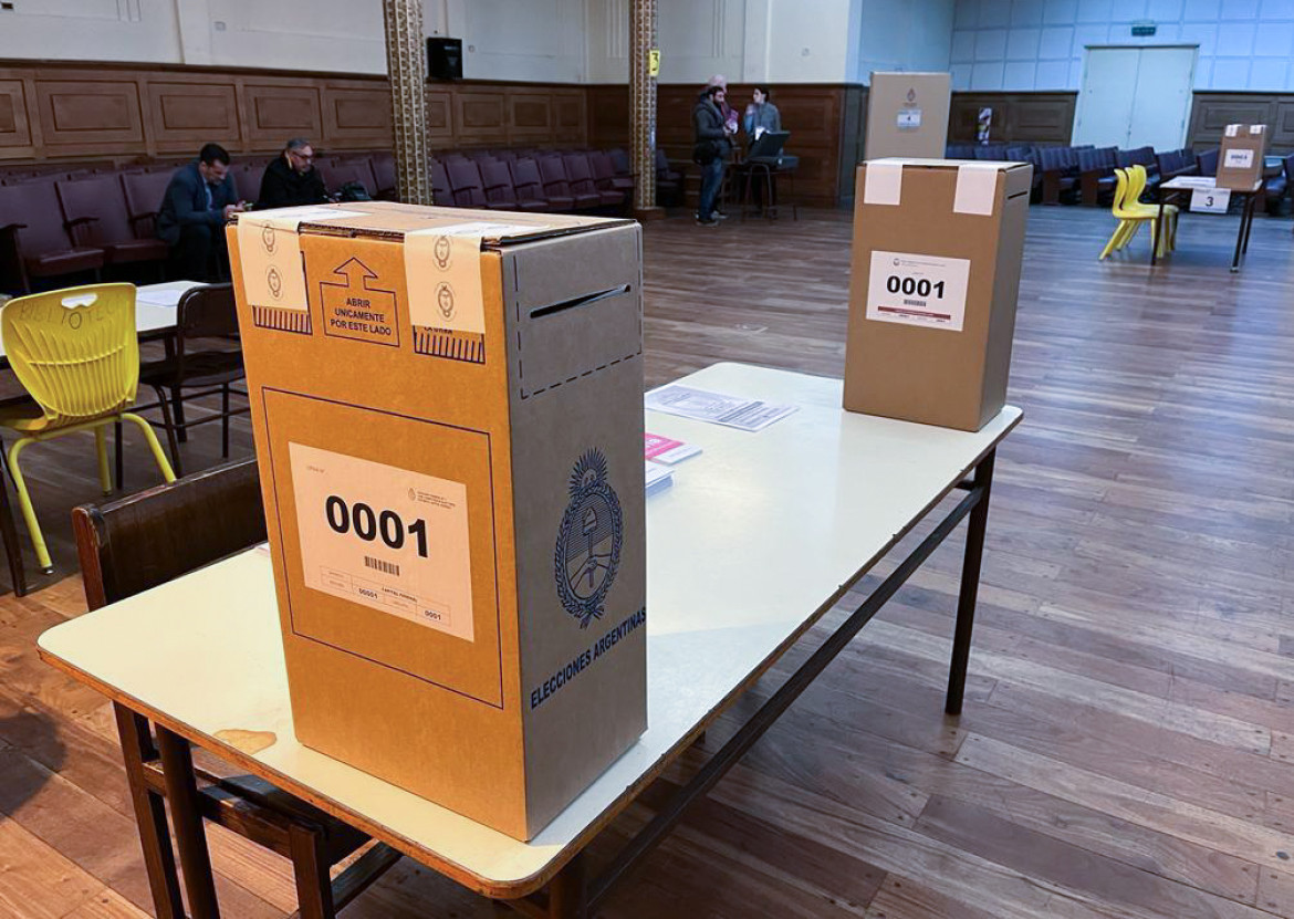 Las mesas están lista para las elecciones las PASO 2023. Foto: NA.