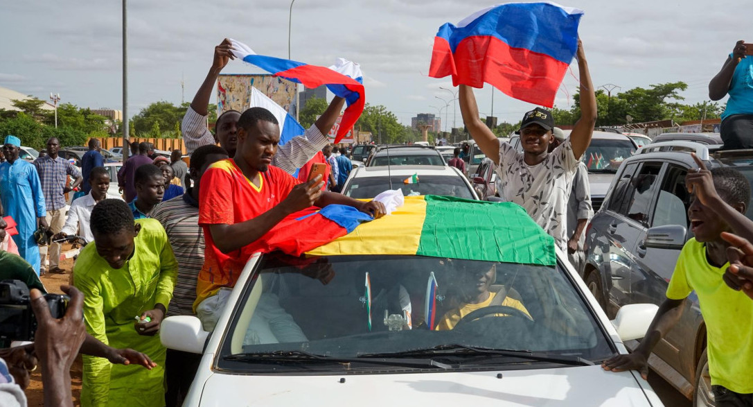 Manifestantes a favor del golpe con banderas rusas en Níger. Foto: EFE.