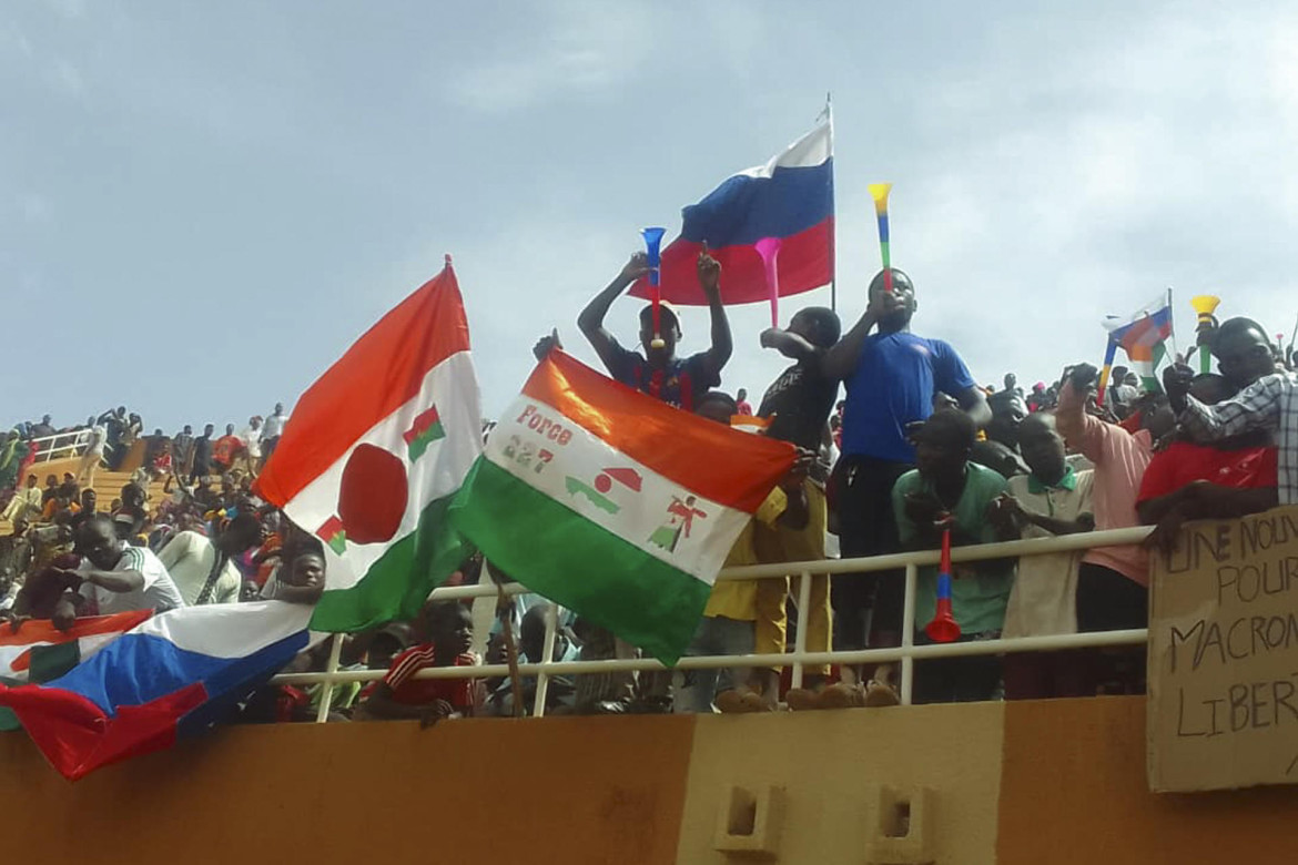 Manifestantes a favor del golpe con banderas rusas en Níger. Foto: EFE.