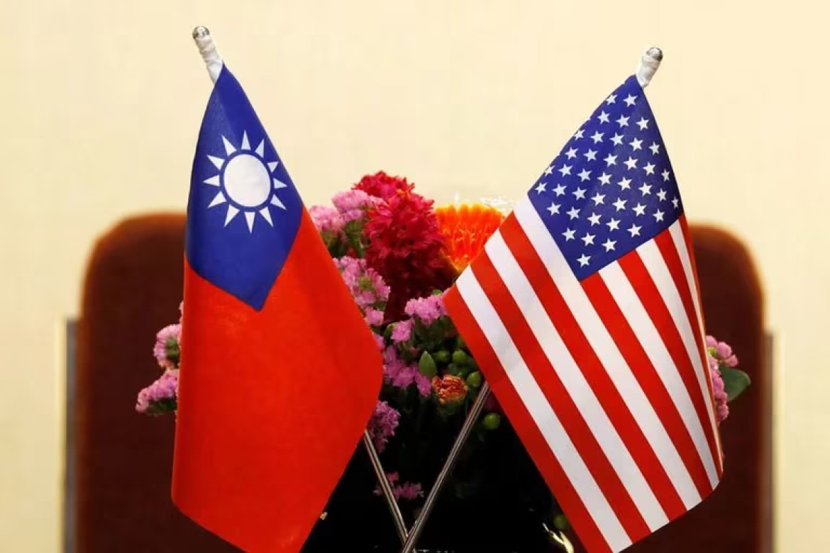 Banderas de Taiwán y Estados Unidos. Foto: Reuters