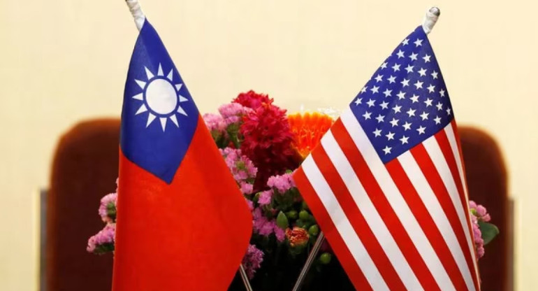 Banderas de Taiwán y Estados Unidos. Foto: Reuters
