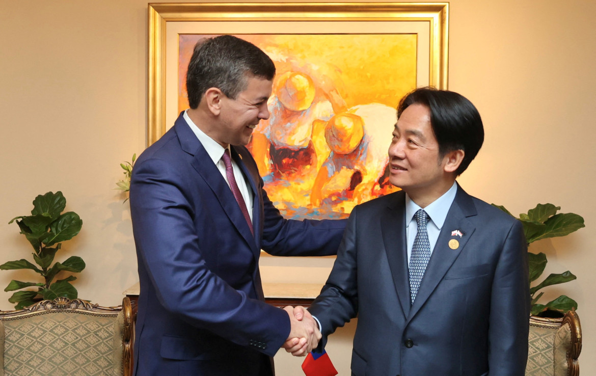 Santiago Peña con diplomático taiwanés. Foto: Reuters.