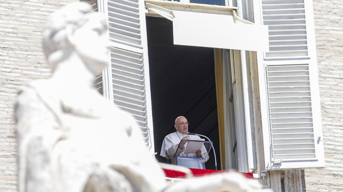 El Papa Francisco dirige el rezo del Ángelus desde la ventana de su oficina con vistas a la Plaza de San Pedro en la Ciudad del Vaticano. Foto: EFE.