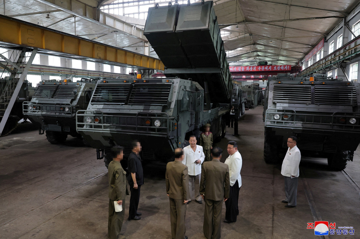 Kim Jong-un inspeccionando armas nucleares. Foto: Reuters.