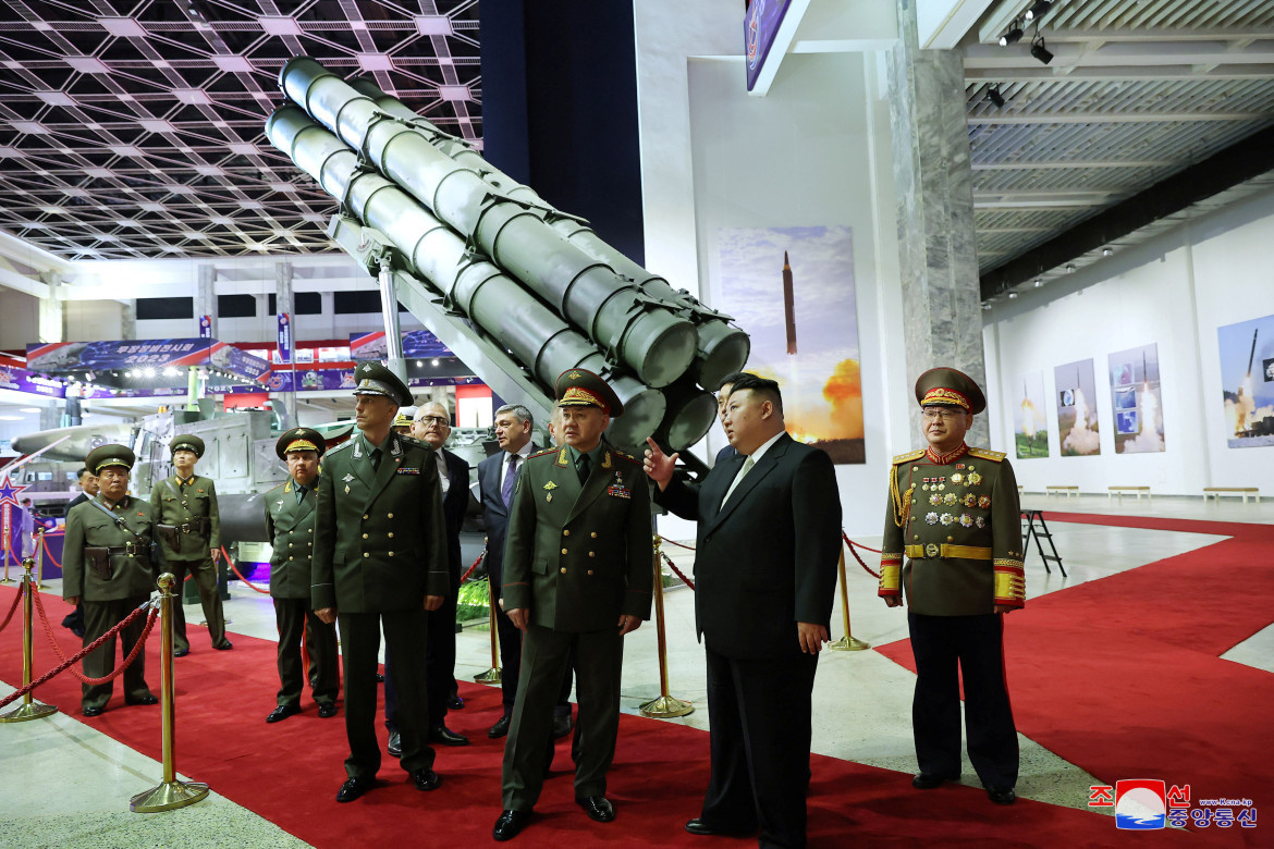Kim Jong-un inspeccionando armas nucleares. Foto: Reuters.