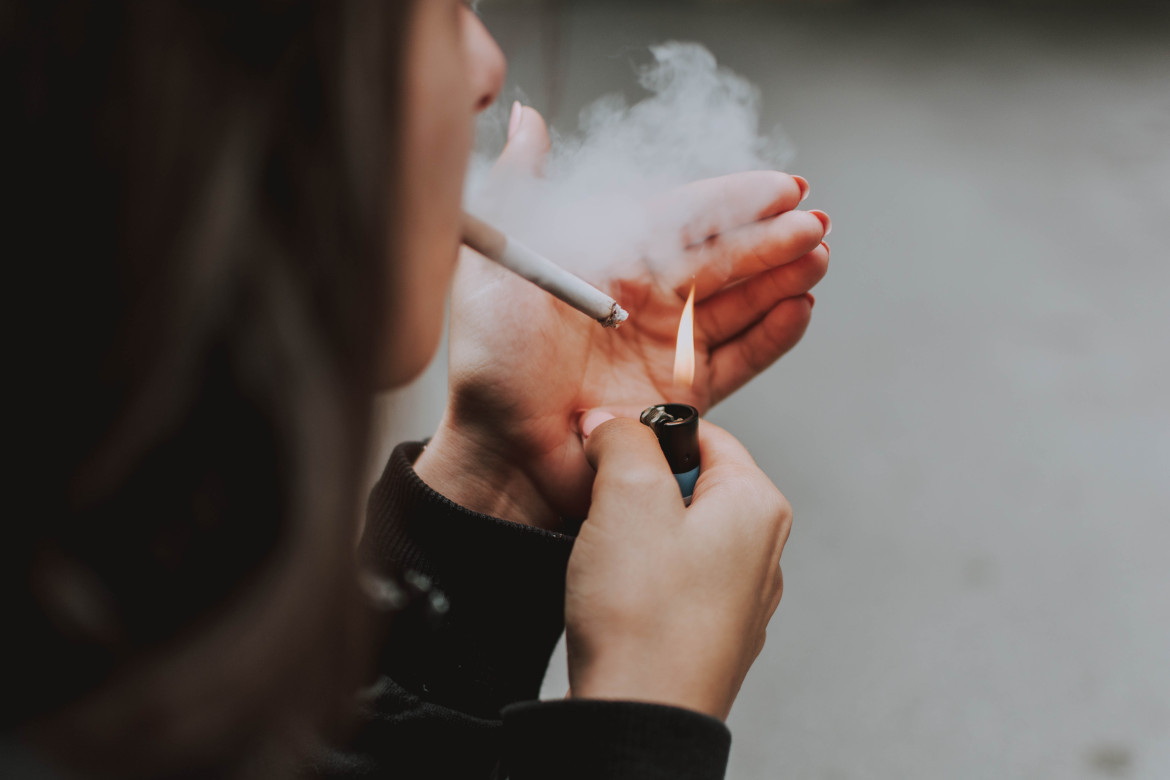 Según los expertos, los adolescentes comenzarían a fumar por una condición hereditaria. Foto: Unsplash