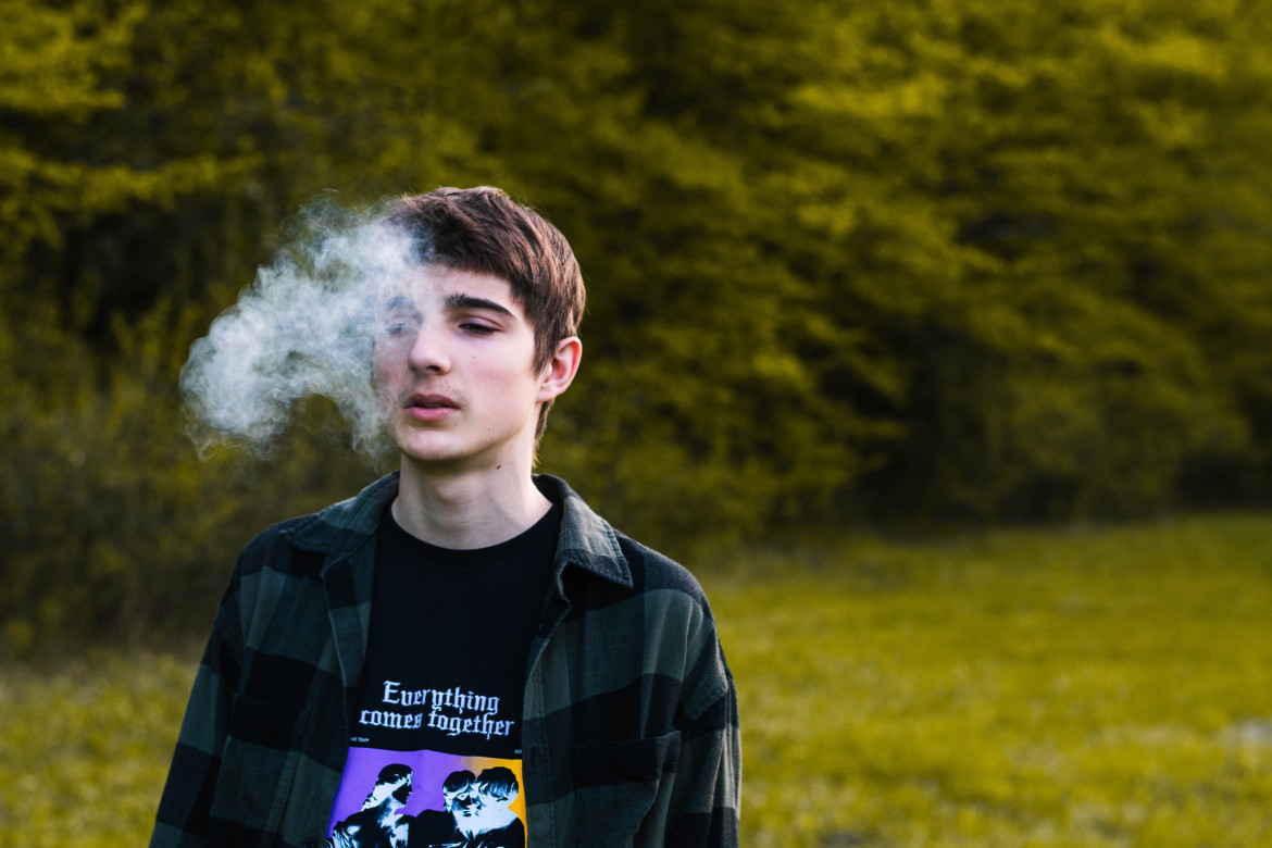 Adolescentes fumadores, un condición cerebral explicaria el deseo de fumar a edades tempranas. Foto: Unsplash