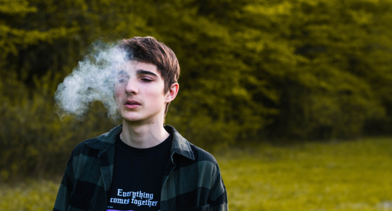 Adolescentes fumadores, un condición cerebral explicaria el deseo de fumar a edades tempranas. Foto: Unsplash