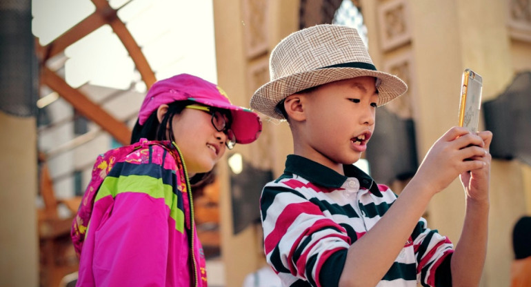 China trabaja en una norma para que los teléfonos y las aplicaciones móviles cuenten con un modo específico para menores de edad. Foto: Unsplash.